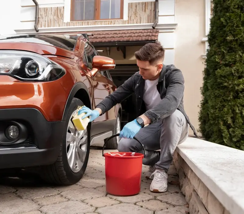 Lavage auto à domicile Cuvat : professionnel intervenant sur un véhicule